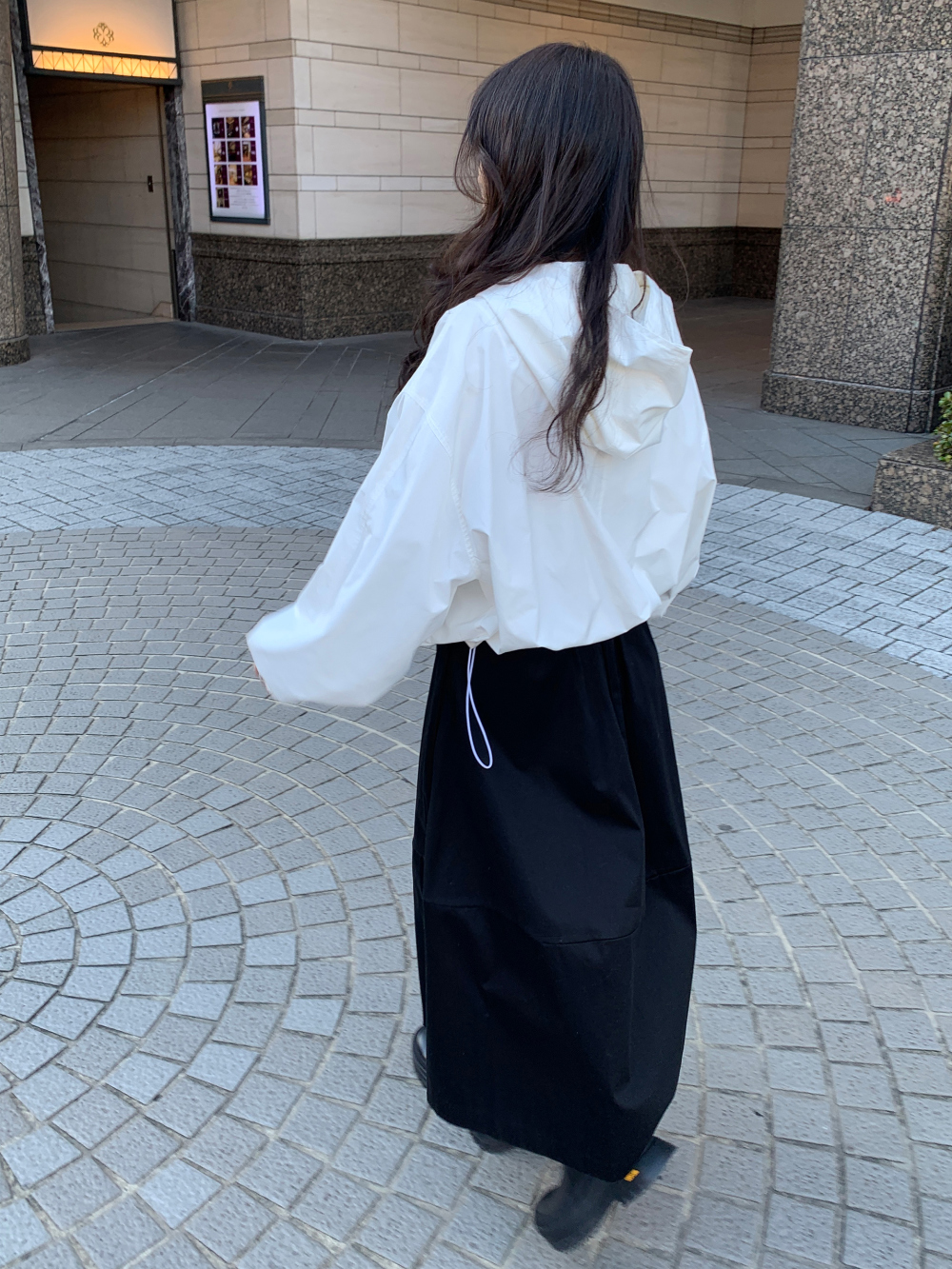 치마 모델 착용 이미지-S2L46
